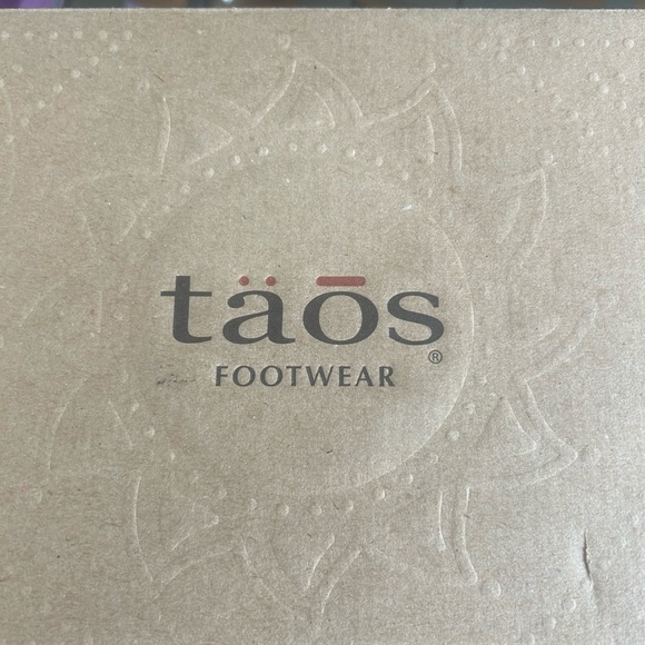 Taos sandals. Brown and red leather. Brushed leather footbed. New with box. US 9 - Picture 5 of 6
